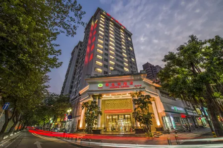 Vienna Hotel (Lingnan Xintiandi Branch, Zumiao Museum, Zumiao, Foshan City) Отели рядом со станцией Foshan West Railway Station
