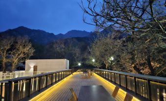 Yimeng Bookstore (Mengshan Baihuayu Scenic Area Store)