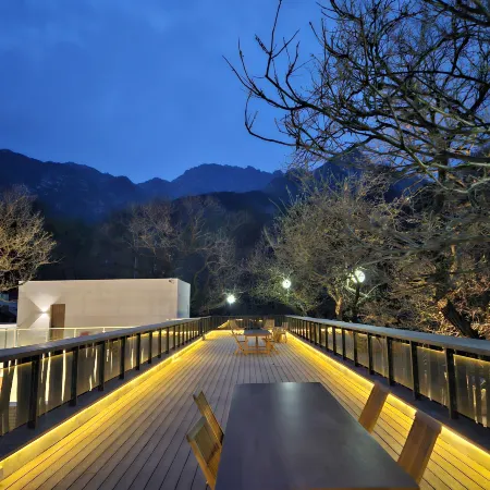 Yimeng Bookstore (Mengshan Baihuayu Scenic Area Store)