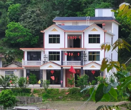 Fenghuang Hotel Отели рядом с достопримечательностью «Langshan National Park»