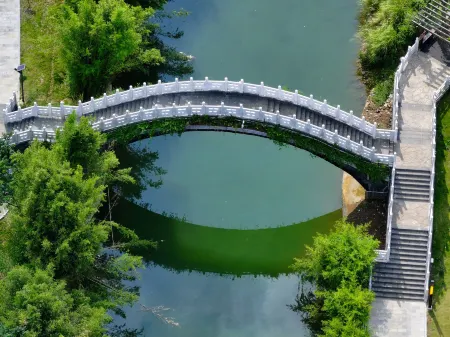 Ziyun Crescent Bay Homestay Отели рядом с достопримечательностью «Yellow Crane Camp Hot Spring Resort»