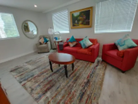 สเตย์สโปร - ฮอลลีวูด โฮมส์ นาทีถึงทุกที่