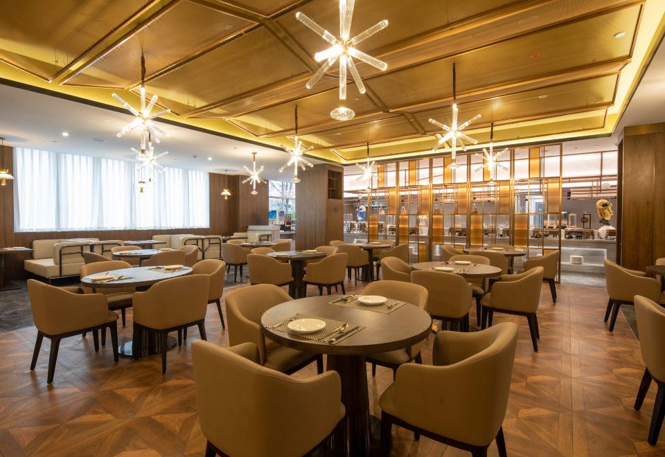 [라마다 바이 윈덤 칭다오 공항의 깔끔하고 현대적인 객실 모습]