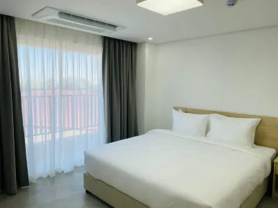 The Glory Hotel and Residence Các khách sạn gần STI