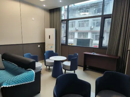 Pingwu Hongfu Hotel Отели рядом с достопримечательностью «Plum Garden, Plum Forest, Pingtong Town»