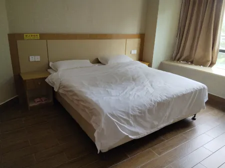 Zijin Muyun Grand Hotel (Yirong Town) Отели рядом с достопримечательностью «Heyuan Yuewang Mountain Scenic Area»