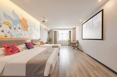 Baining Hotel (Wanda Plaza Bus Terminal, Linyi District, Weinan)