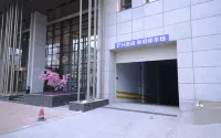 H Hotel (Hejin Xingeng Street) - parking