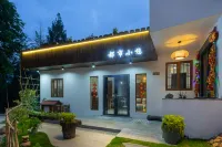 Floral Hotel · Wuyuan River Embankment B&B Hotel (County Center Business District Store)