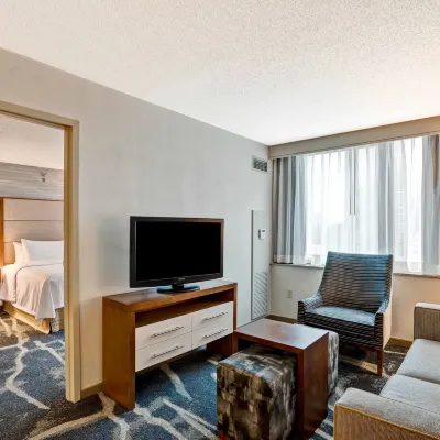 Homewood Suites by Hilton Chicago Downtown Отели рядом с достопримечательностью «Магазины в Нотрбридж»