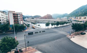 Luodian Donghui Hotel