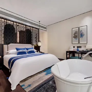 No. 8 Courtyard Homestay (Daming Lake Baotu Spring) Отели рядом с достопримечательностью «Озеро Пяти драконов»