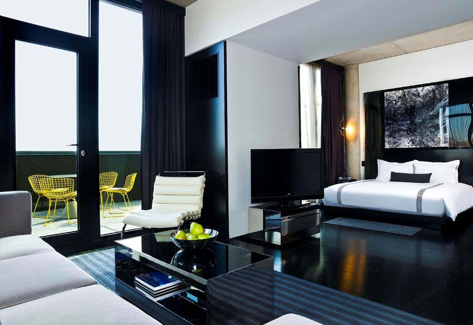 Sixty Les HotelOver view