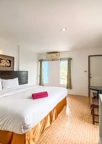 ห้องดีลักซ์ เตียงใหญ่ 1 เตียง