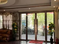 Old Village Head Hotel Hotels in Lhazê