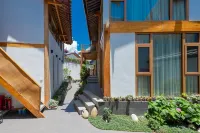 lijiang Nanting. Wind courtyard by stream