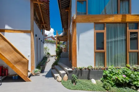lijiang Nanting. Wind courtyard by stream