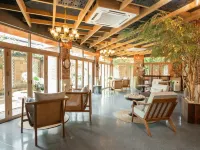 Sanae' Oldtown Hotel Hotels near Wat Lokmolee
