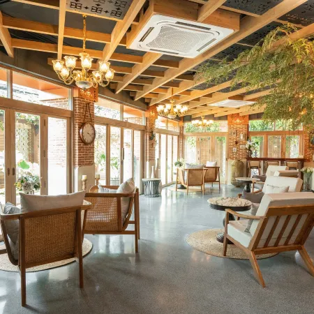 Sanae' Oldtown Hotel Отели рядом с достопримечательностью «Ворота Чангпуак»