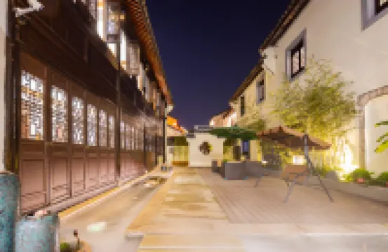 花築·鑑水閣·越韻千年·閒庭雅聚美宿(鑑湖柯巖景勝地) 紹興柯岩風景区周辺のホテル