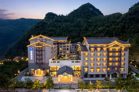 WYNDHAM RUIJINGMANSHAN HOTEL Отели рядом с достопримечательностью «Qianli Xianghui Rock Peak»