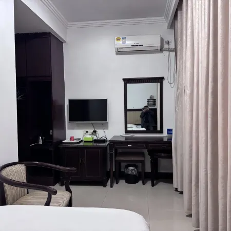 Yangguang Hotel (Rongzhen Road)