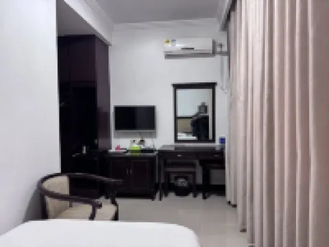 Yangguang Hotel (Rongzhen Road)