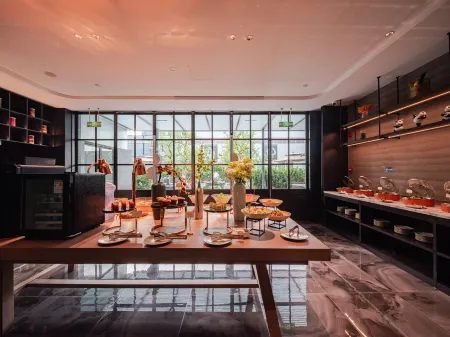 Yian Xiongmao Premium Selected Hotel Отели рядом с достопримечательностью «House of Pingyang in Han Dynasty»