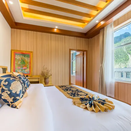 Minyoun Rezen Retreat Yading Daocheng
