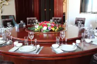 Xinjiang Heavenly Holy Spring Resort Hotel - parking