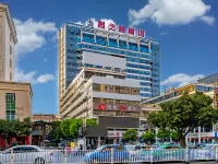 ユニツアー(unitour)plusホテル(南寧金湖広場地下鉄駅) 南寧市浜湖路小学校周辺のホテル