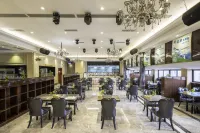 Vienna Hotel (Zhongshan Dengdu Guzhen Store) - parking