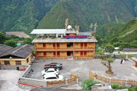 Bingzhongluo Dian-Zang Home Homestay Отели рядом с достопримечательностью «The First Bend of Nujiang River»