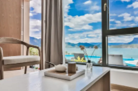 Lugu Lake Front Lake·Yueyao Lakeview Resort Hotel