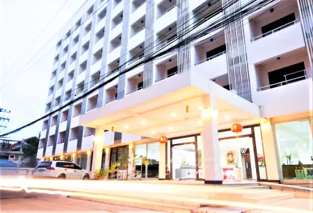 White House Bizotel Отели рядом с достопримечательностью «Ramkhamhaeng University Bang Na Campus»