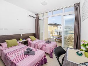 Summer Breeze Penthouse with Large Terrace and Hot Tub by Getaways Malta