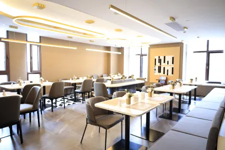 Homeinn Plus Hotel (Lixin Wanfeng Plaza) Отели в г. Лисинь