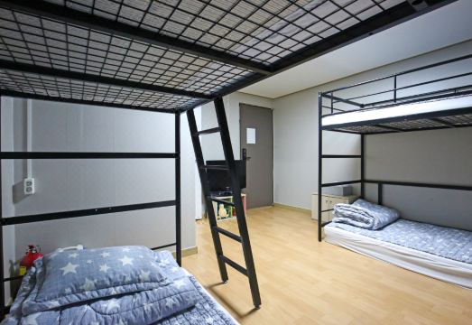 다쉼 게스트 하우스의 깨끗한 객실 내부