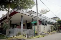 Teras Teduh Warm Pool & Mountain View Villa Hotels in Sumur Batu