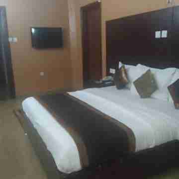 Crocodile Hotels and Restaurant Rooms