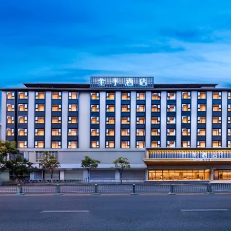 JI Hotel (Xichang Torch Square Moon Lake Wetland Park)