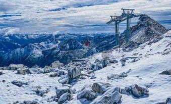 Qingxin Mountain Residence Homestay in Heishui County