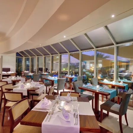 Majestic City Retreat Hotel Отели рядом с достопримечательностью «Рынок Мина-базар»