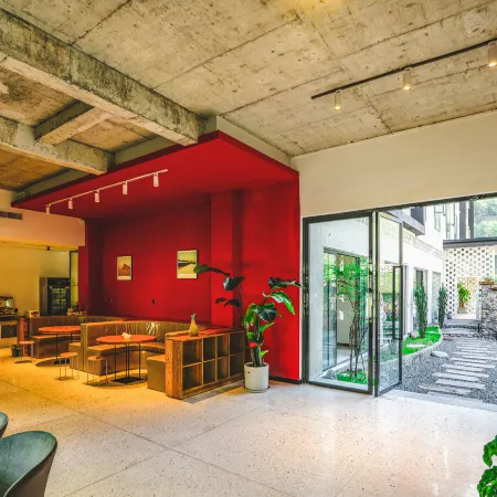 Li Xiangguo Wenquan Homestay (Li Xiaolu Bipenggou Scenic Area)