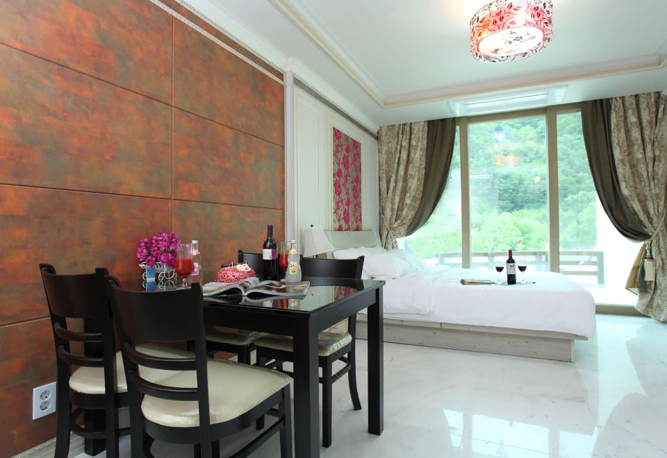 구름에달가듯이 펜션의 깔끔한 실내 모습