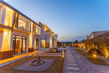 Jiuhuashan Qin Xin Kuan ting Design Meishu (Transfer Centre Store) Отели в г. Цинъянь