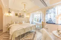 A Dream Homestay (Yichang Shuiyuecheng Dibogan)