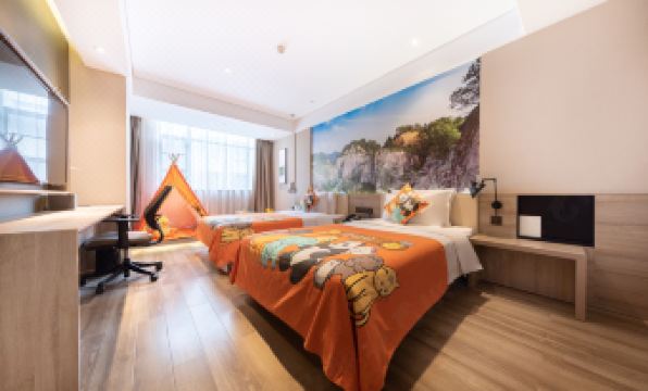 Atour Hotel (Guangzhou Huadu Square Metro Station，Shuguang Avenue)