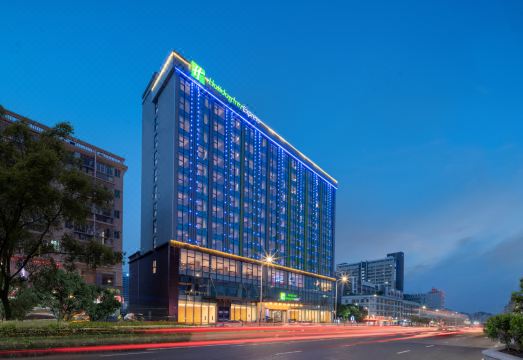 홀리데이 인 익스프레스 로비 및 주변 거리