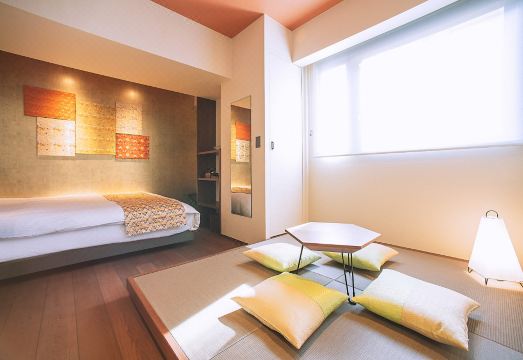 아사쿠사 카에데의 다다미가 깔린 아늑한 객실 내부